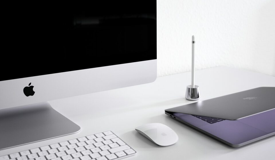 silver iMac, keyboard, and mouse